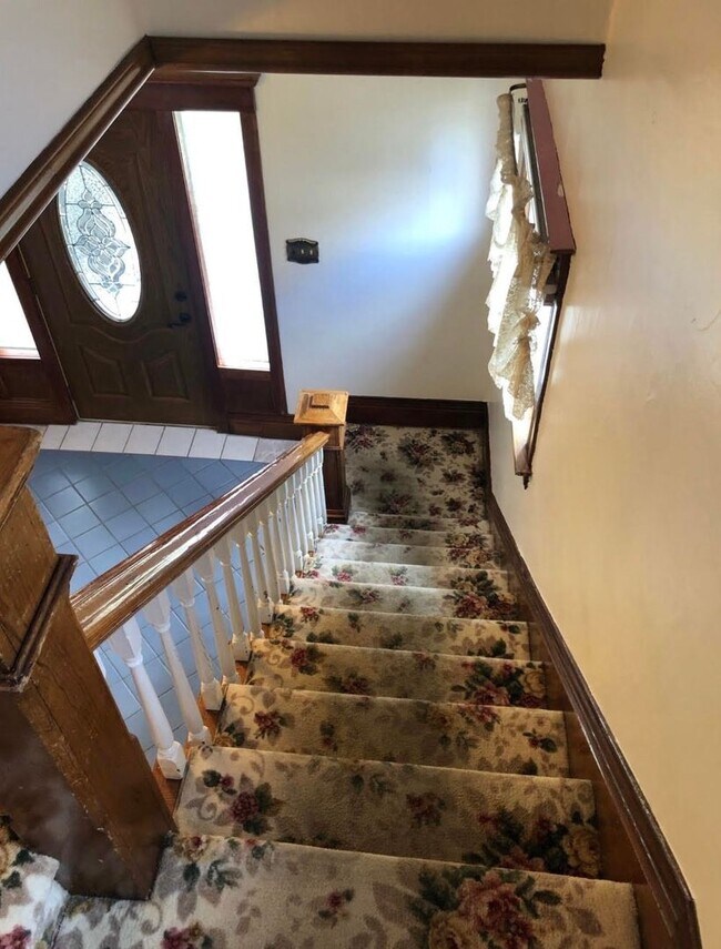 Building Photo - Victorian Charmer – 3 Bed, 1.75 Bath – Utilities Included!