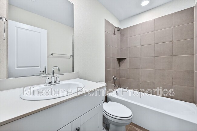 Building Photo - 2121 Gustavus Dr