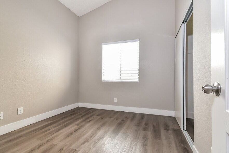 Building Photo - 5520 Red Sun Dr