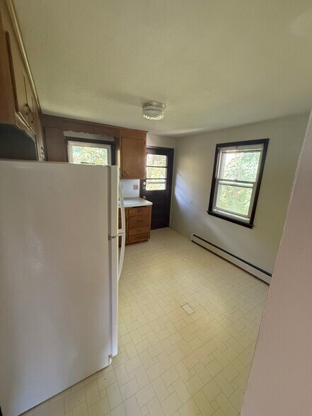 Building Photo - 372 Park St