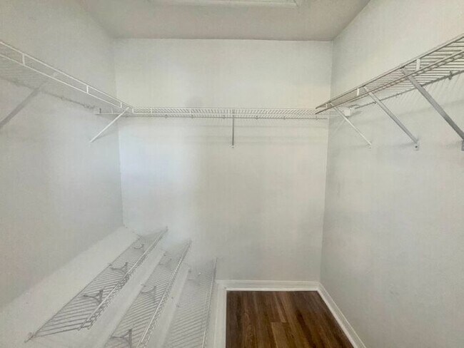 Building Photo - 3 bedroom 2.5 bath Oakcrest Townhome with Laminate and Tile flooring Throughout, and a 1 Car Garage!