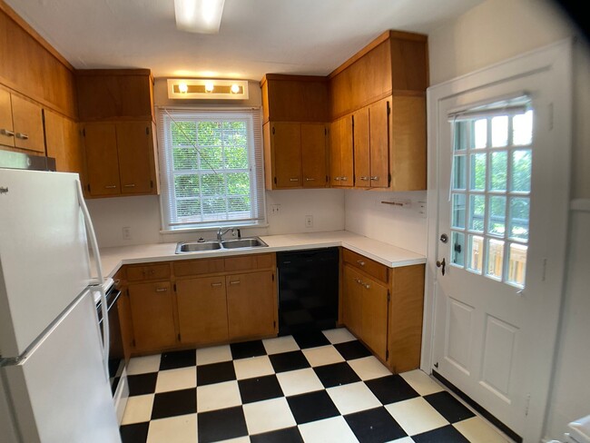 Building Photo - 817 Old Pittsboro Rd