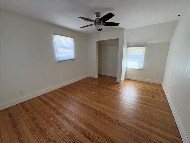 Building Photo - 115 W 6th St