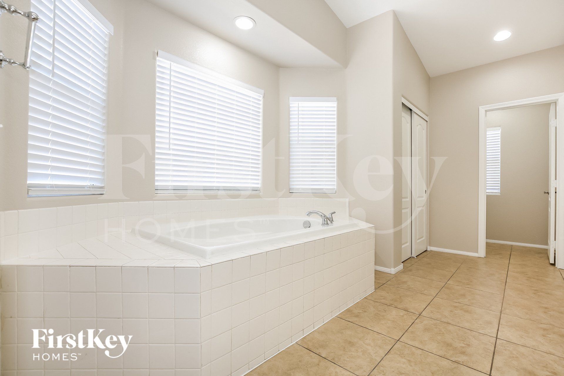 Building Photo - 420 Orchid Oasis Ave