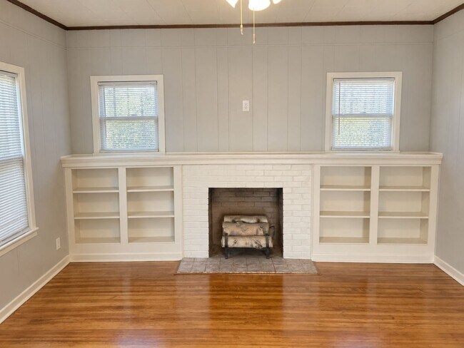 Building Photo - 349 Jeanette St