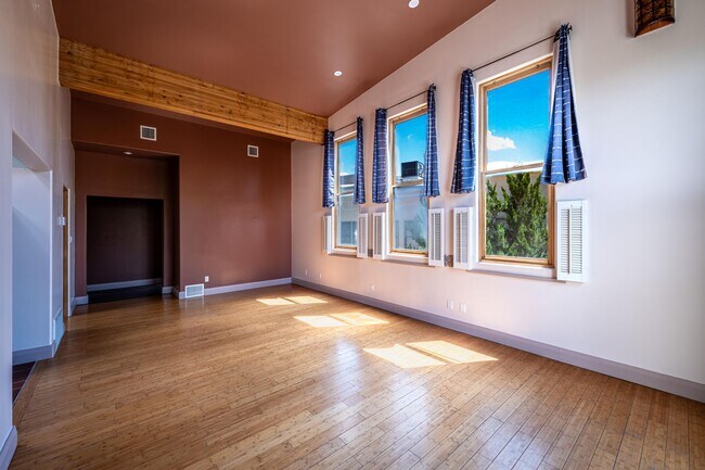 Building Photo - Stunning Midtown Loft