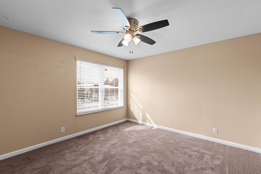 Building Photo - 445 Olian Dr