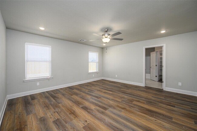 Building Photo - 2801 Tulip Dr