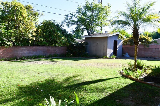 Building Photo - 1210 E Oakmont Ave