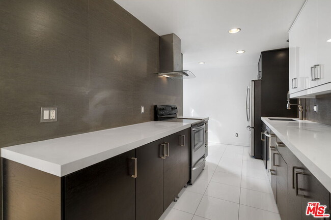 Building Photo - 8550 Holloway Dr