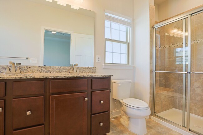 Building Photo - Welcome home to this move-in ready end uni...