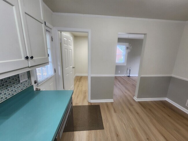 Building Photo - Beautiful and spacious 3 bedroom 1 bath ho...
