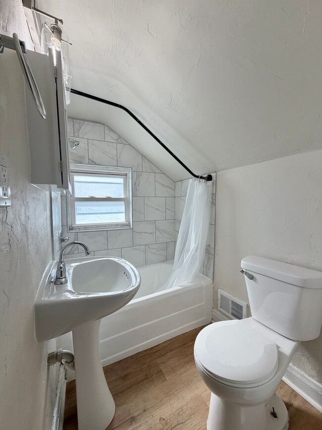 Building Photo - 1440 Smith St