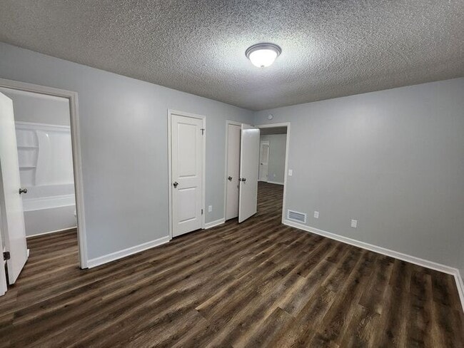 Building Photo - 709 W Creek Cir
