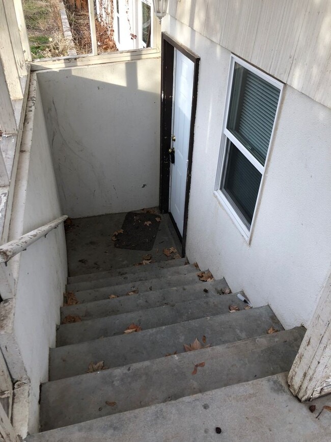 Building Photo - Spacious Basement Apartment in Downtown Ca...