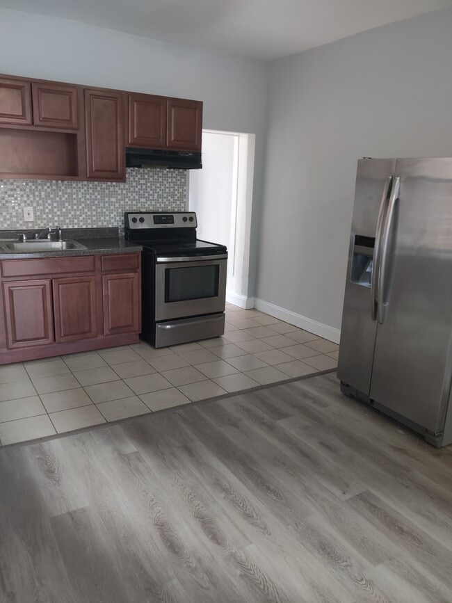 Building Photo - 628 N 55th St