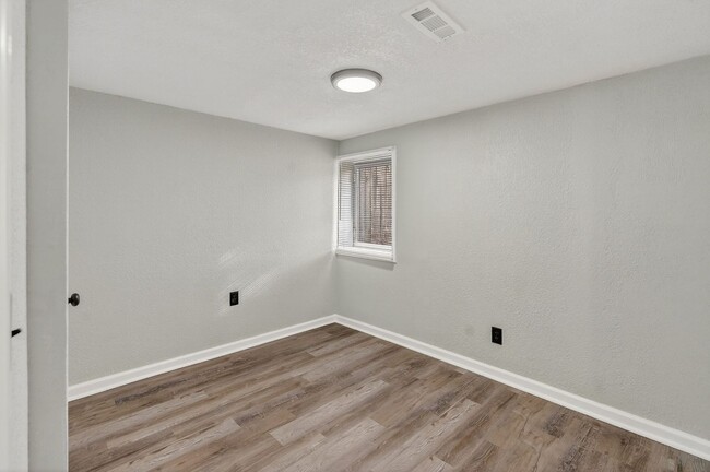 Building Photo - Hard-to-Find 6-Bedroom Home in Grandview!