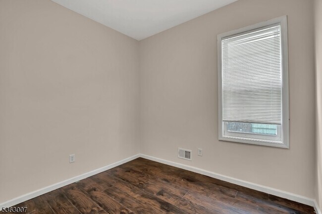 Building Photo - 142 Seymour Ave