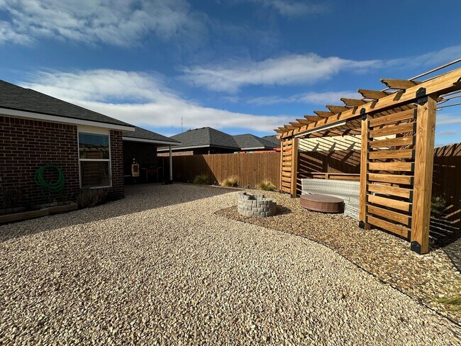 Building Photo - Pre leasing for July: 3/2 located in Upland Crossing!