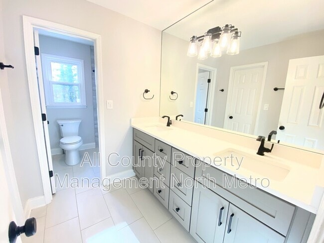 Building Photo - 565 Wayt Rd