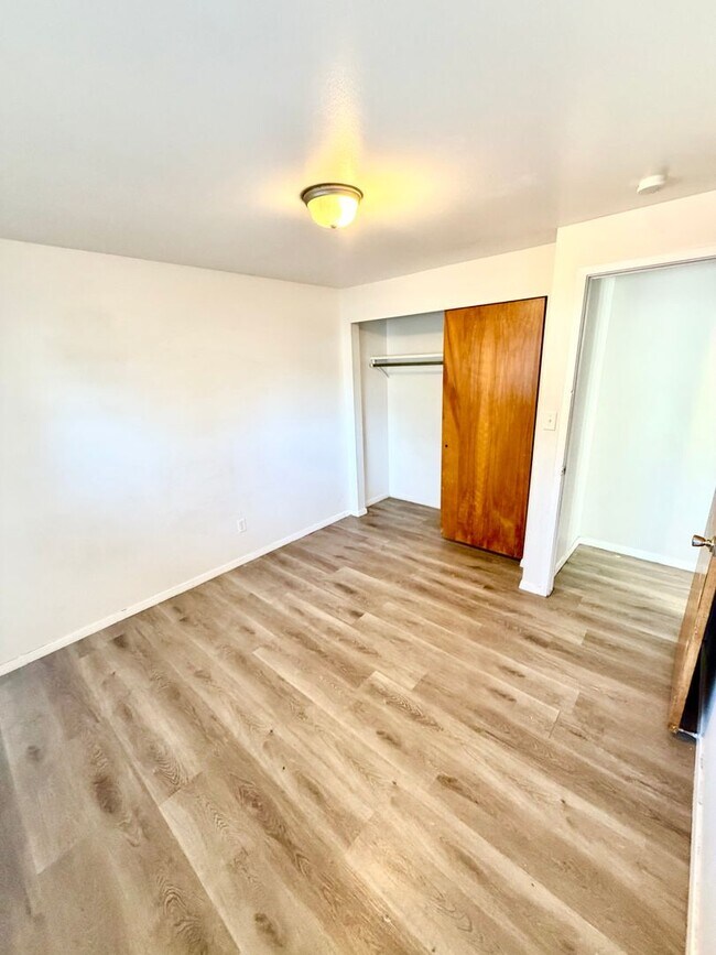Building Photo - 105 W 250 N