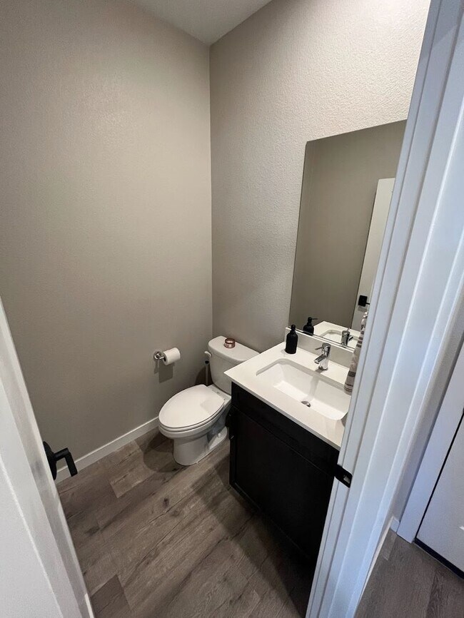 Building Photo - Beautiful 3 Bedroom Townhome in the Southw...