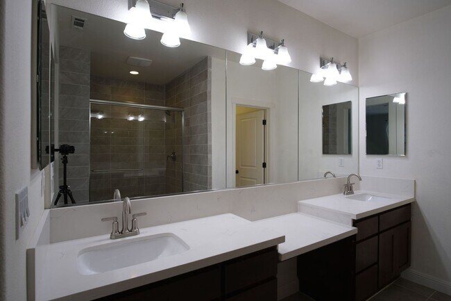 Building Photo - Spacious 3-Bed, 3.5-Bath Townhome in the H...