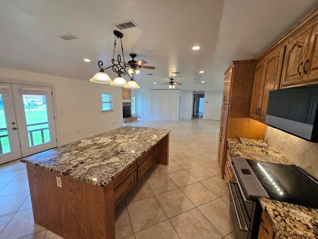 Building Photo - 1590 Gravel Cir N