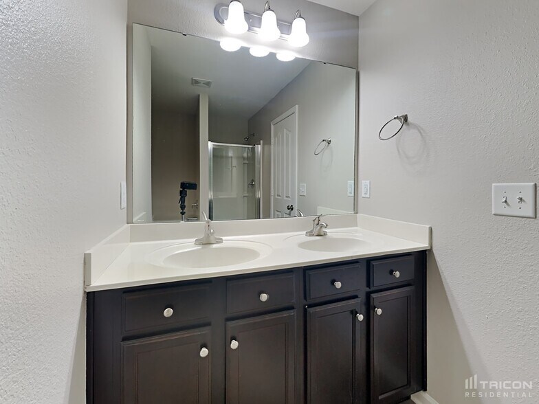 Building Photo - 905 Farnsworth Dr