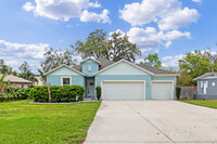 Building Photo - Spacious 4-Bed / 2-Bath Home with 3-Car Ga...