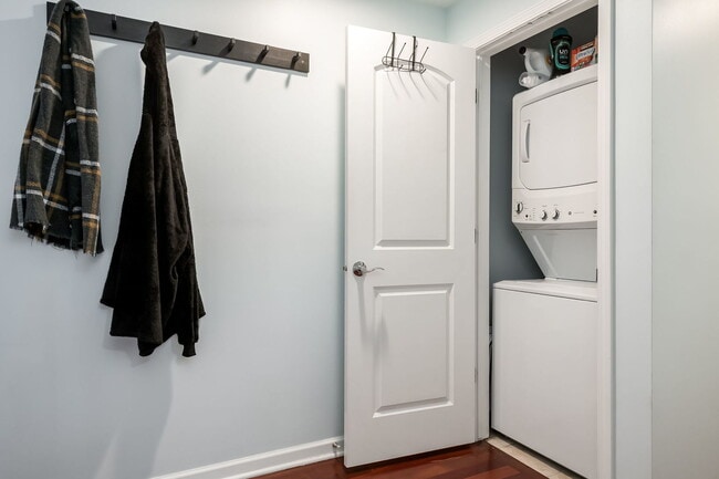 Building Photo - 6641 W Belmont Ave