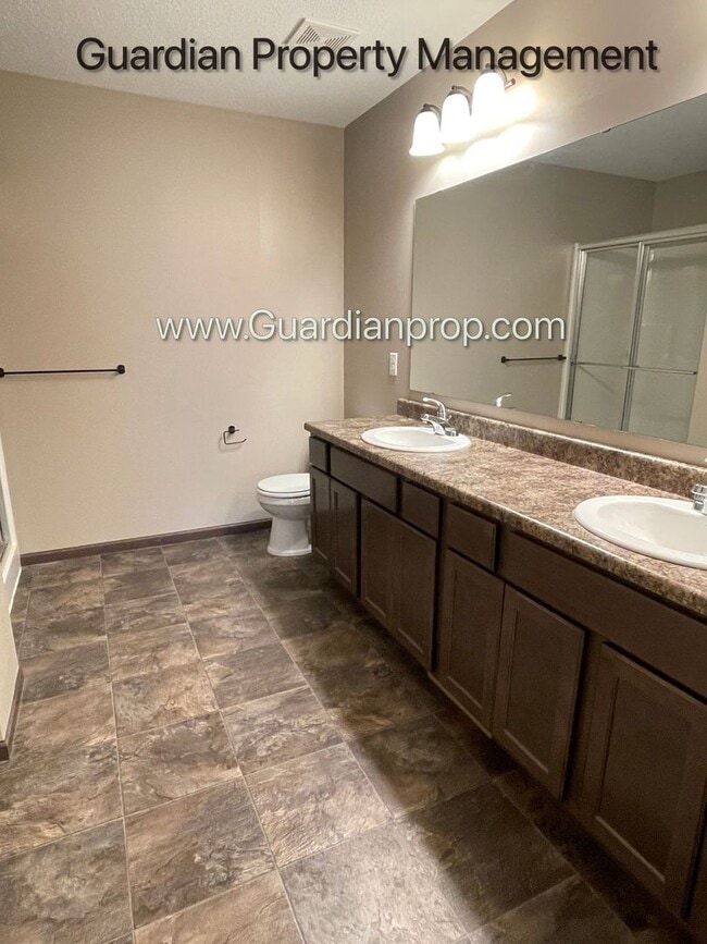 Building Photo - Lakeville, Middle Unit Town Home, 2.5 Bath...
