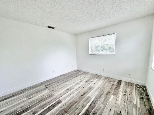 Building Photo - 906 Foresteria Dr