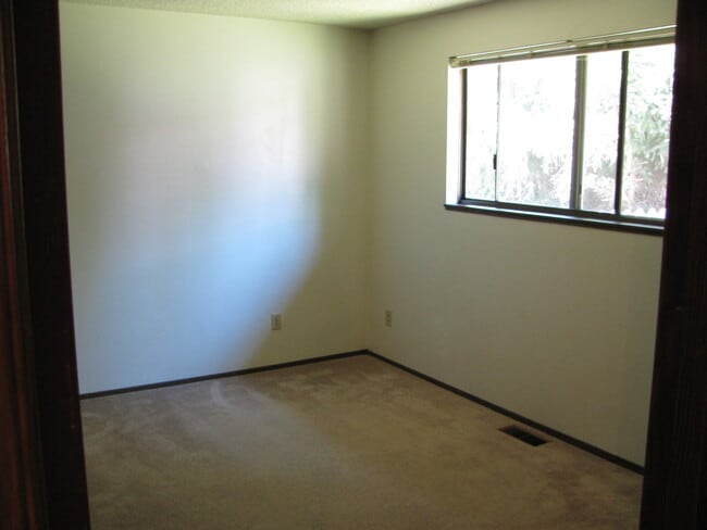 Building Photo - 12859 NW Dogwood St