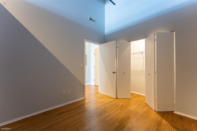 Building Photo - 2 br, 2 bath Condo - 521 W Superior St Uni...