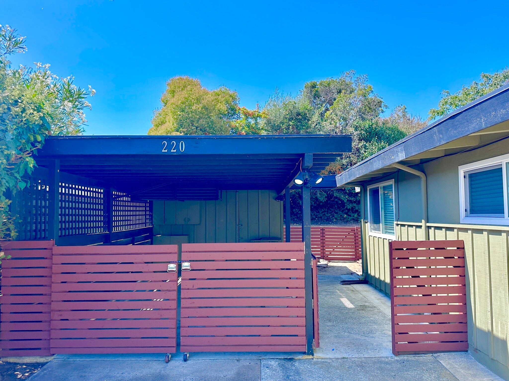 Building Photo - 220 Los Altos Pl