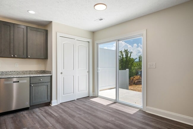 Building Photo - 445 Skylar Dr