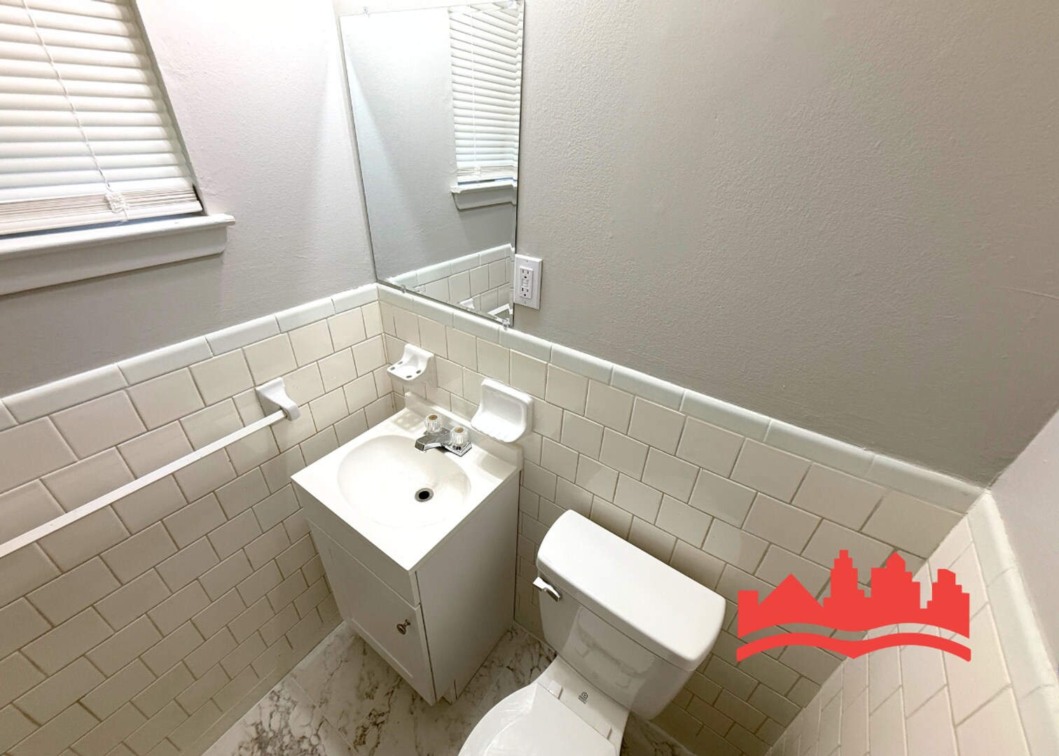 Building Photo - 890 W Marigold Ln