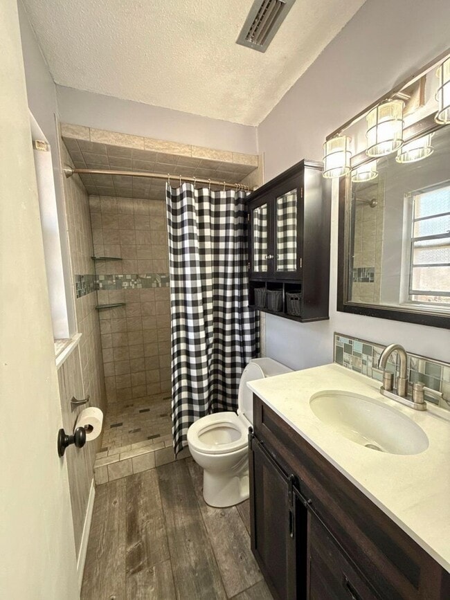 Building Photo - Mandarin Beautiful Corner Property!