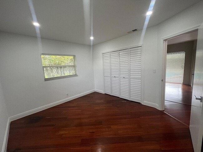 Building Photo - 1250 SW 15th Ave