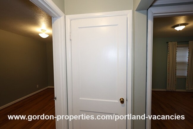 Building Photo - SE Flavel St - Woodstock 3 bedroom home with single car garage