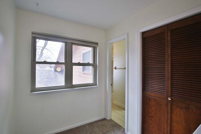 Building Photo - 3 Bedroom, 2.5 Bath Townhome