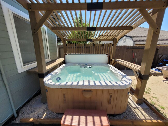 Building Photo - Stunning Home with Hot Tub with Detached O...