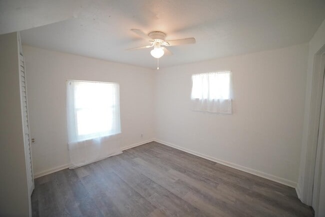 Building Photo - 1118 Louise Dr