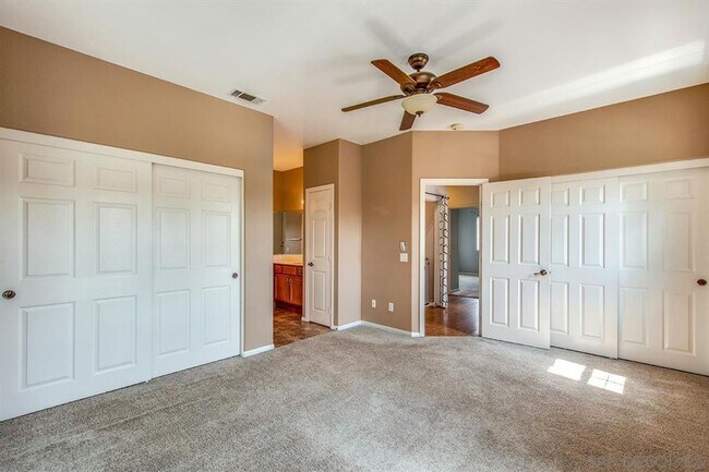 Building Photo - Private end unit townhome!! AVAILABLE JANUARY 25, 2025