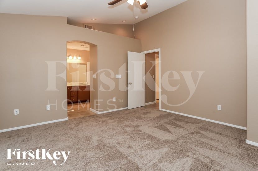 Building Photo - 1118 Sport of Kings Ave