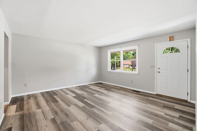 Building Photo - Three Bedroom Home with Great Outdoor Entertainment Space!