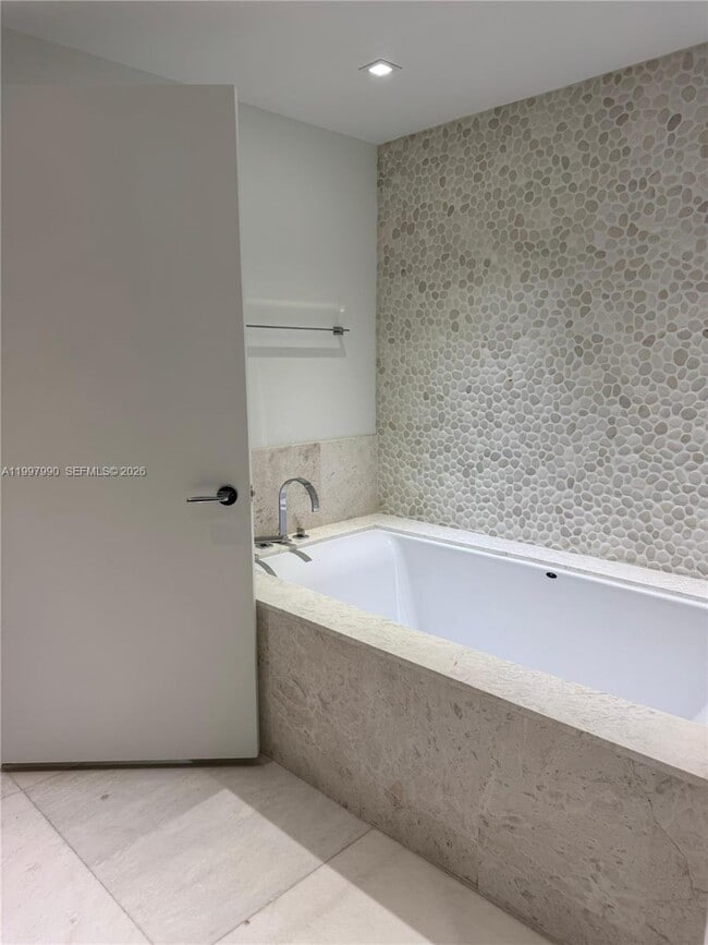 Building Photo - 17121 Collins Ave