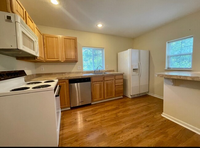Building Photo - Spacious One Bedroom in Quiet 5 Plex with ...