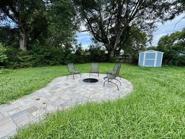 Building Photo - REMODELED Eustis 2/2 with NO HOA!